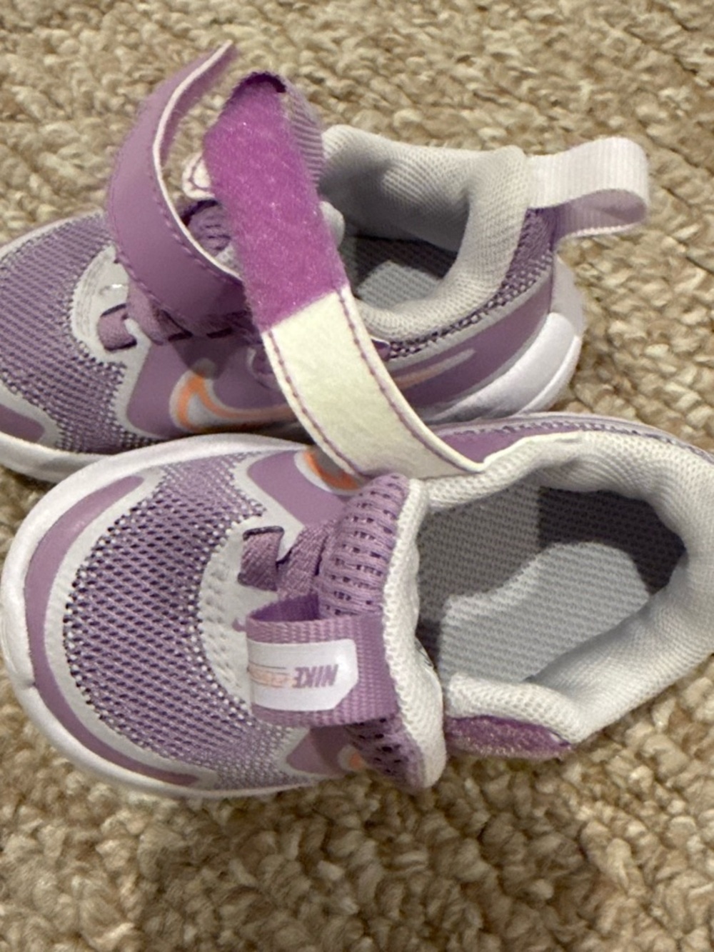 GIRLS' NIKE INFANT COSMIC RUNNER RUNNING SHOES - Picture 6 of 7